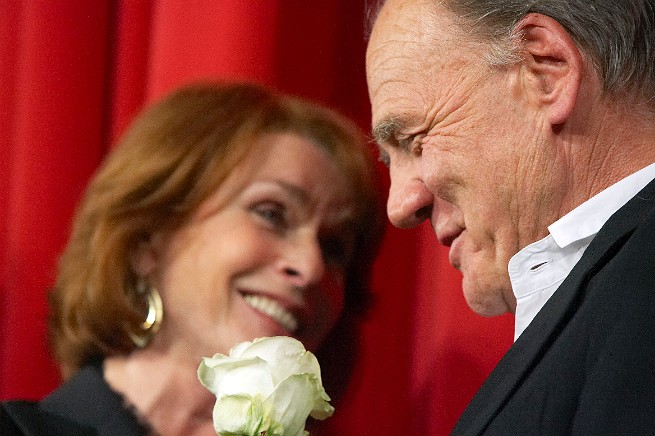 Satte Farben vor Schwarz